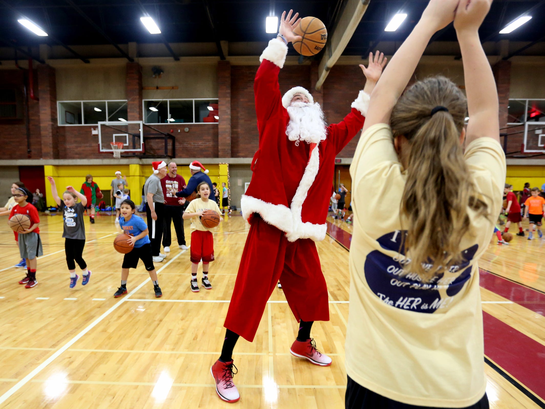“Jingle Skills” basketball clinic has Christmas theme | USA TODAY High School Sports