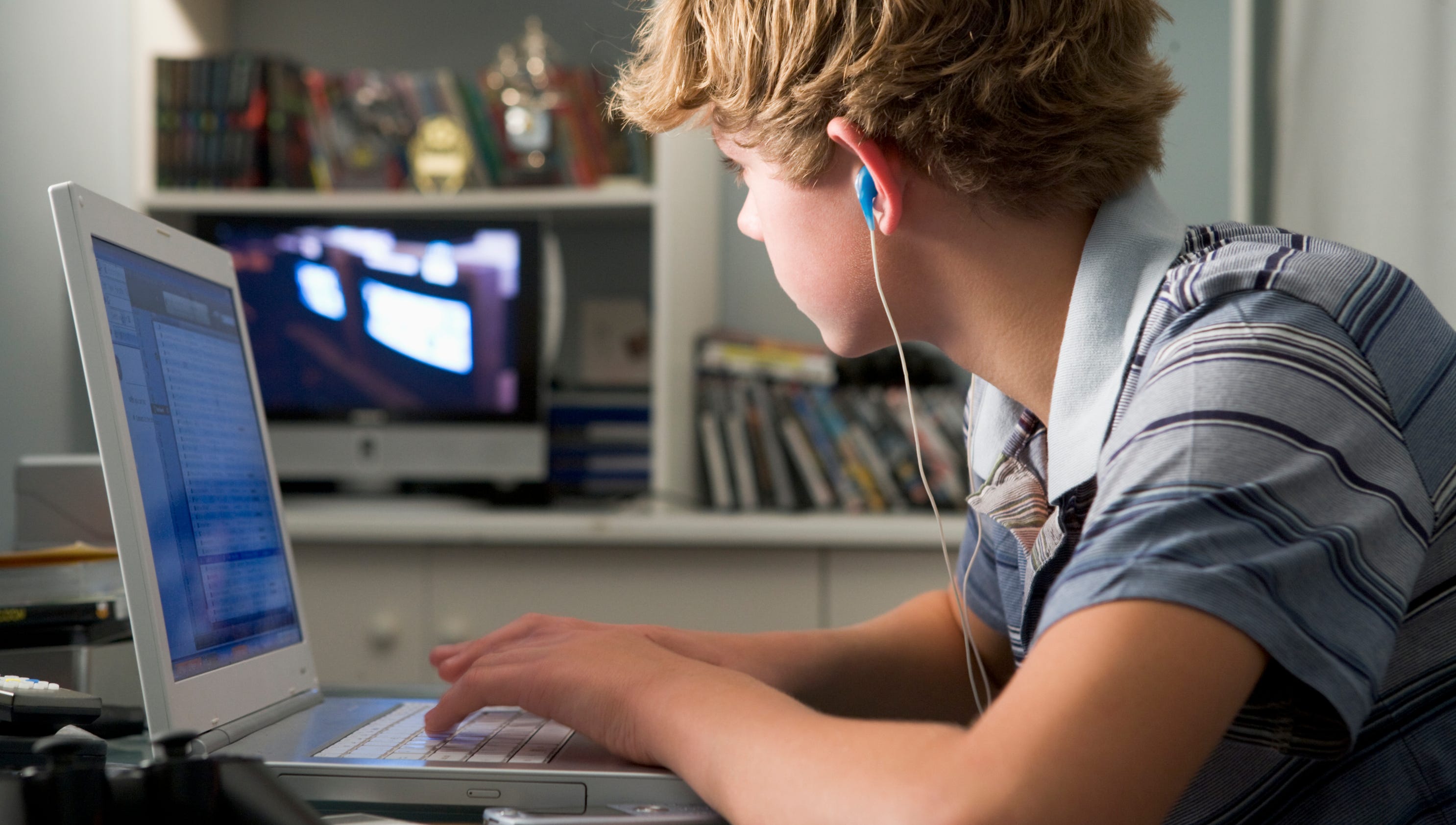 About 1 In 4 Young Teens Meet Screentime Guidelines