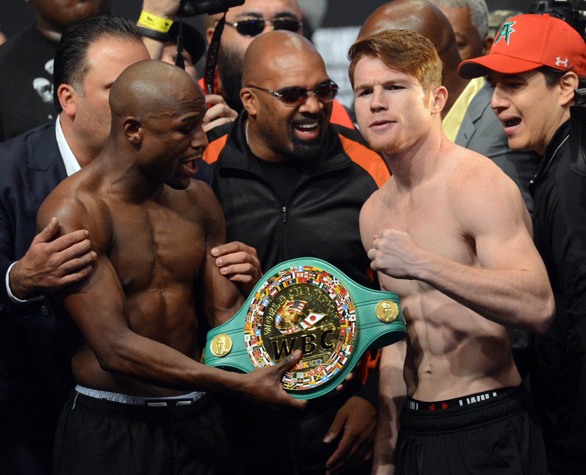 Alvarez makes weight, refuses belt from Mayweather