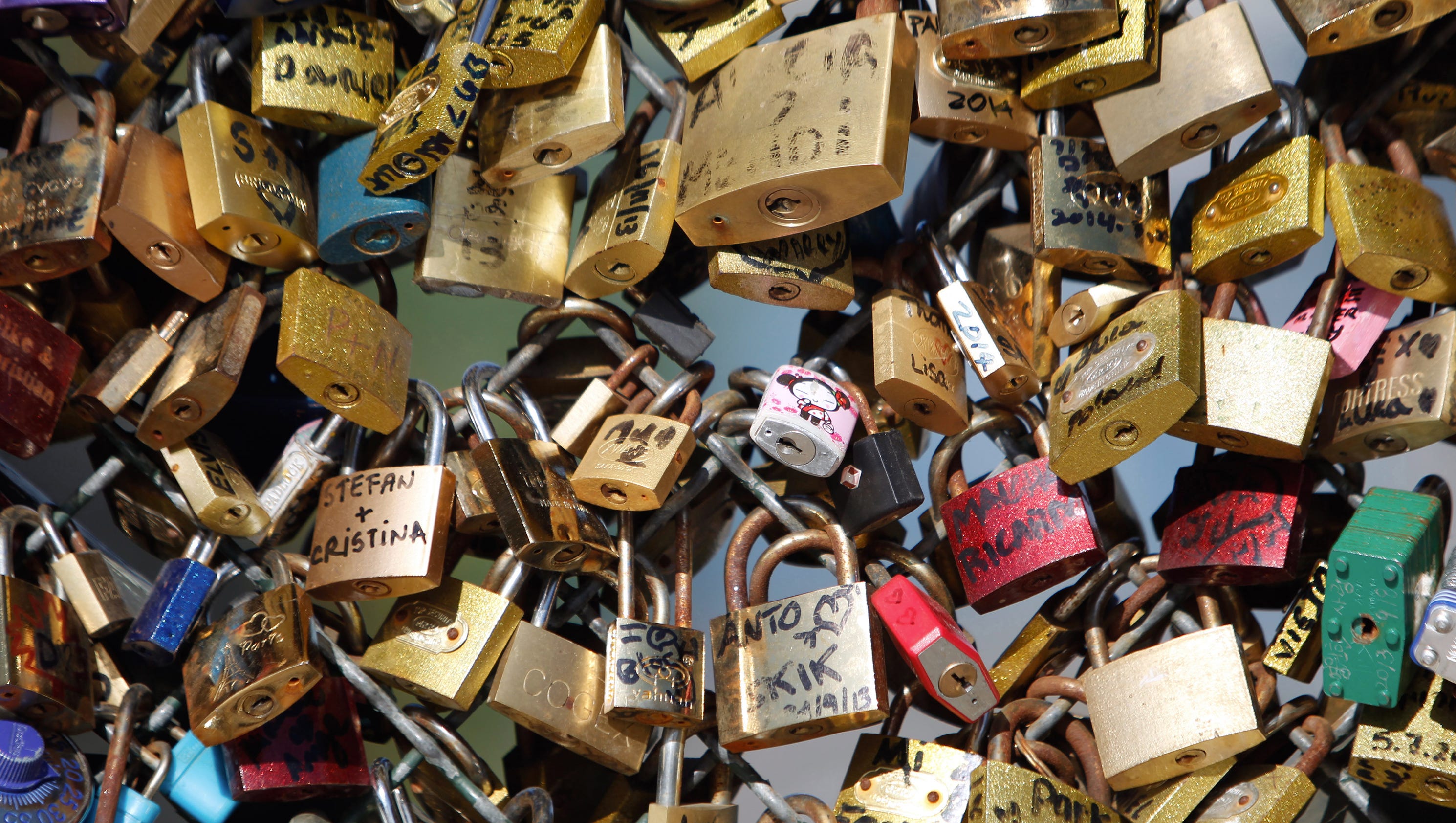 Paris removing 'love locks' from Pont des Arts bridge