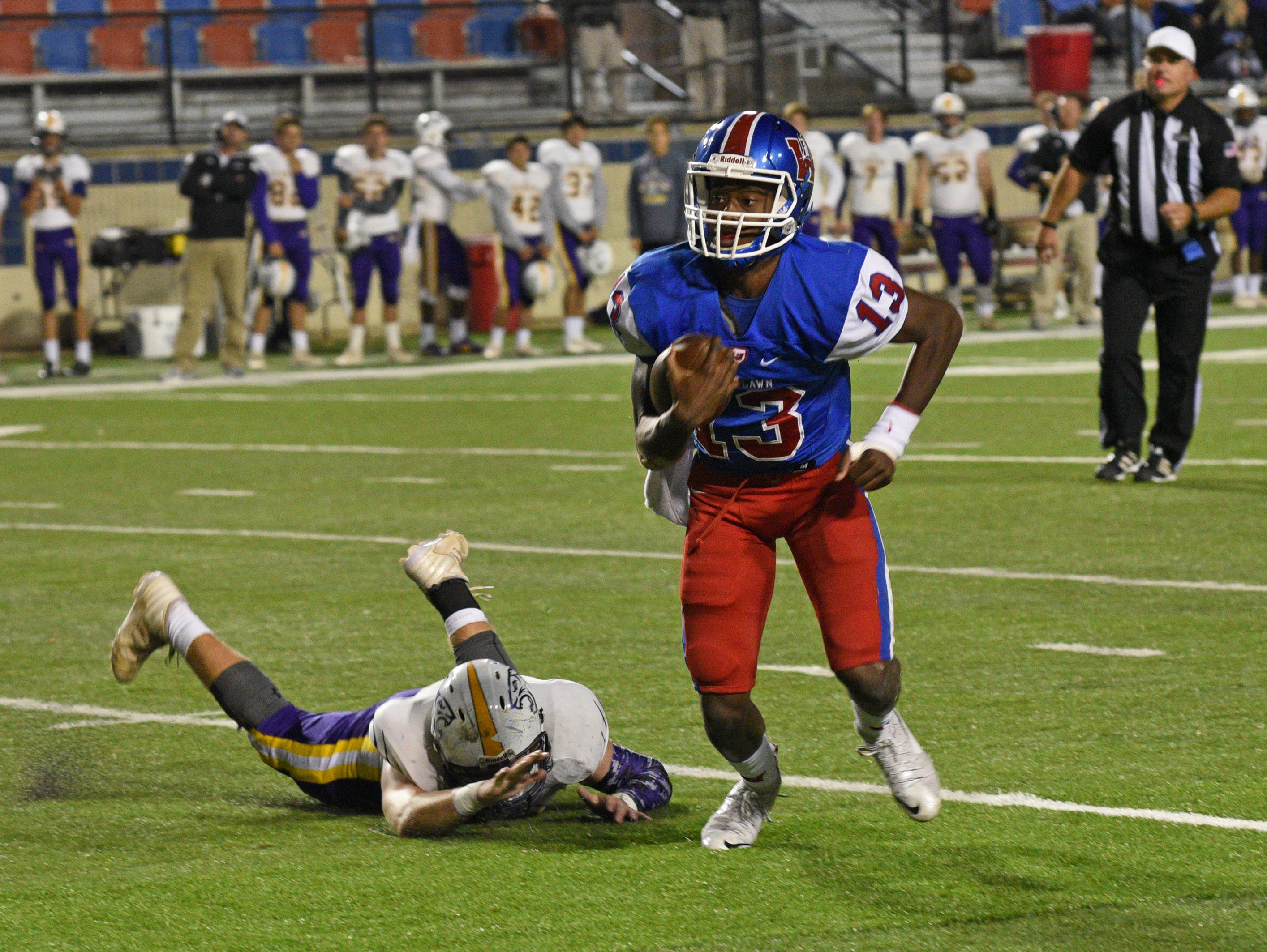 Woodlawn's Josh Mosley runs the ball against Benton at Shreveport's Independence Stadium.