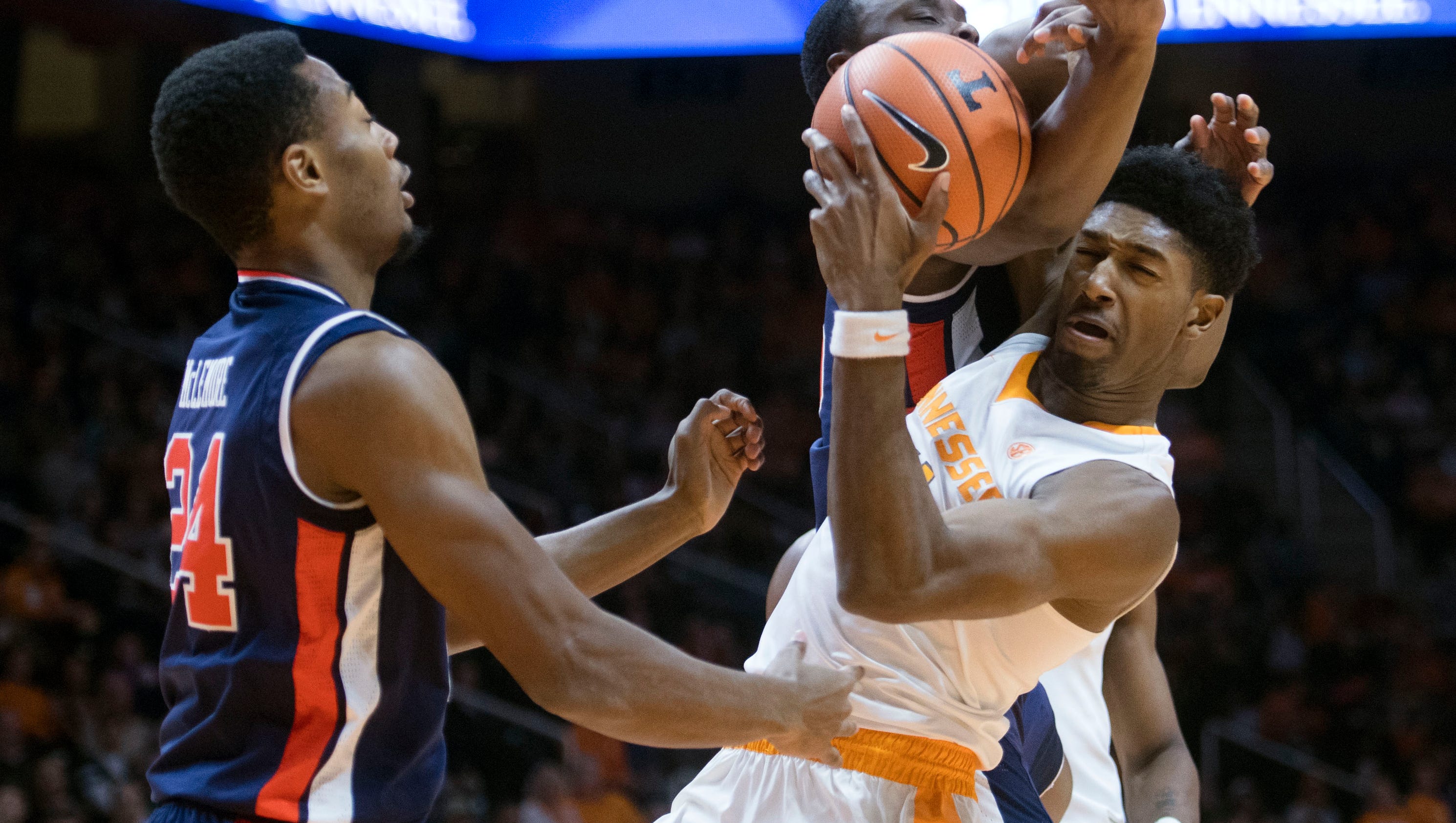 Tennessee Vols basketball dominated on glass in home loss to Auburn
