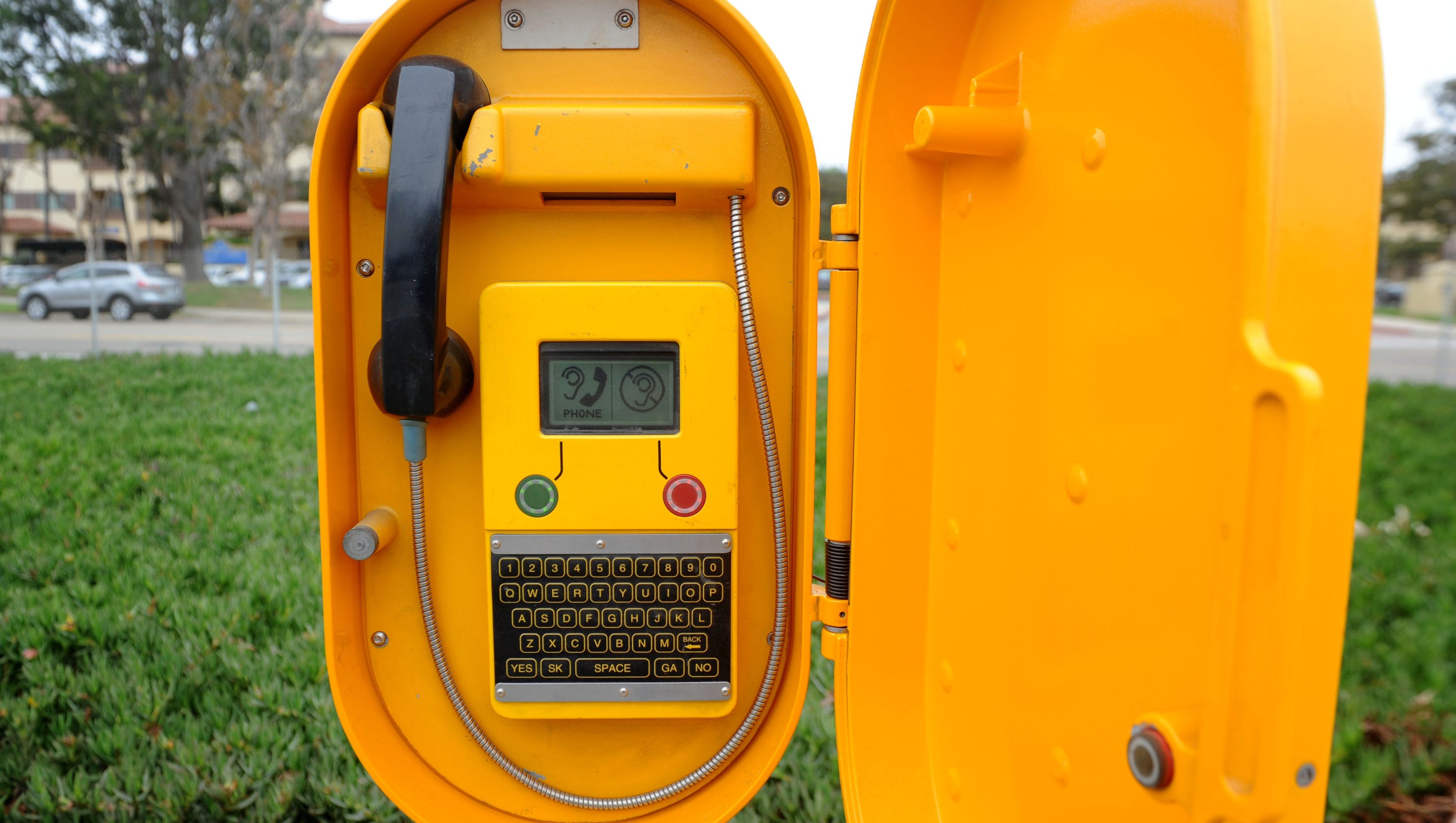 Freeway call boxes going the way of the landline