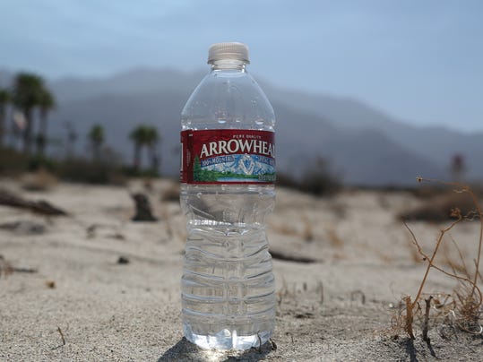 EE.UU.: Nestlé vende agua embotellada de California pese a la sequía Tdswaterbottle2