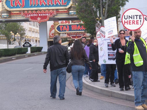 Union picket lines go up at Taj Mahal casino