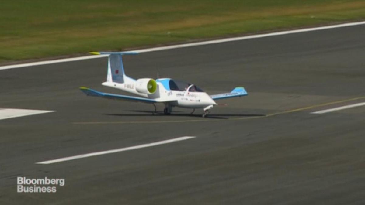 E-Fan all-electric plane makes history