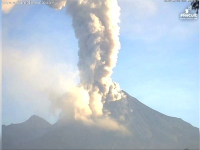 Raw: Time-lapse of Mexico volcano spewing ash