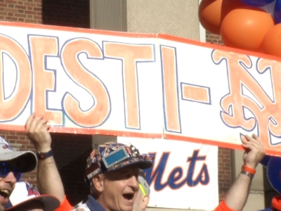 Raw: Mets Fever Grips NYC Ahead of World Series