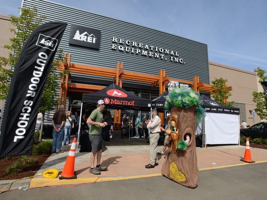 Long lines at REI Keizer Station grand opening