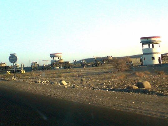 Yemeni army tanks leave the key Al-Anad