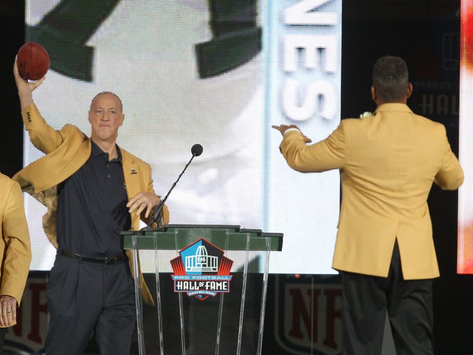 Jim Kelly throws a pass to Andre Reed after Reed's Hall of Fame speech.