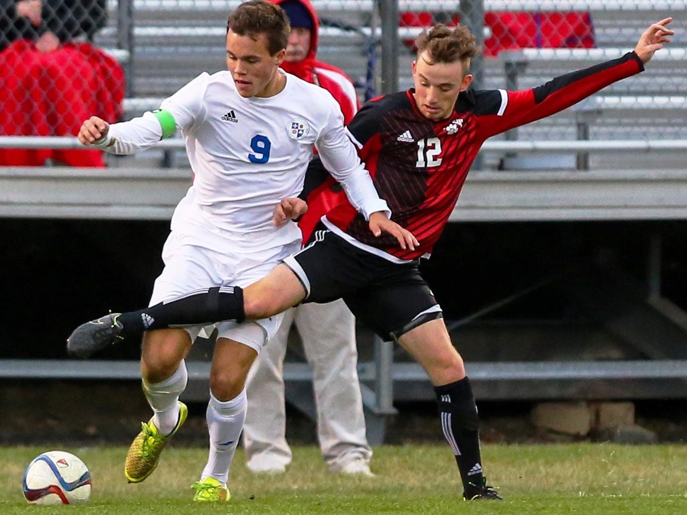 Catholic Central’s Justin Murray (left) tries to fend off Grand Blanc’s Dayton Rush.