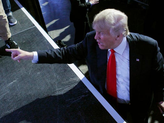Trump waves to the crowd at the end of his campaign