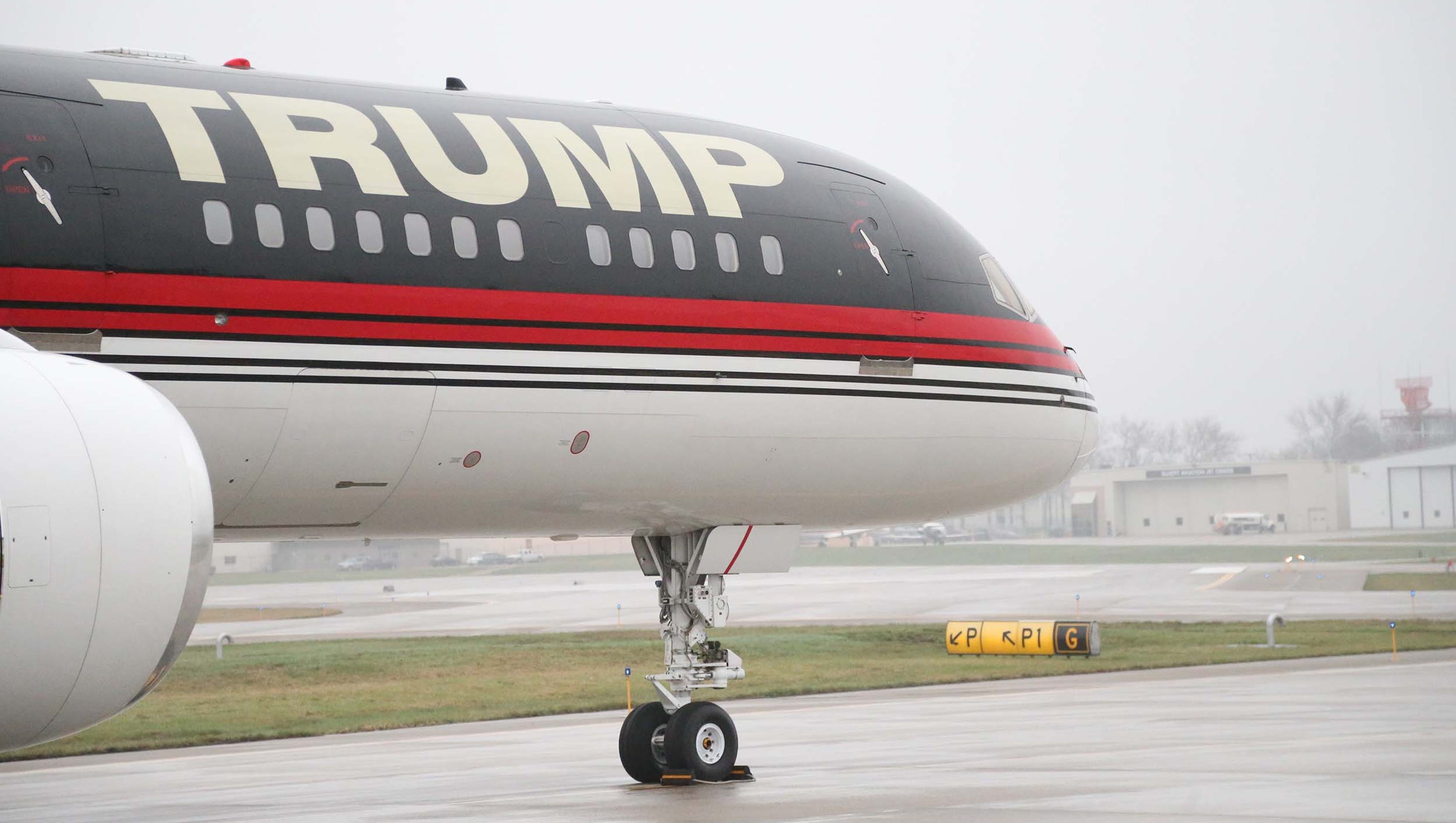 35 photos Inside Donald Trump's Boeing 757