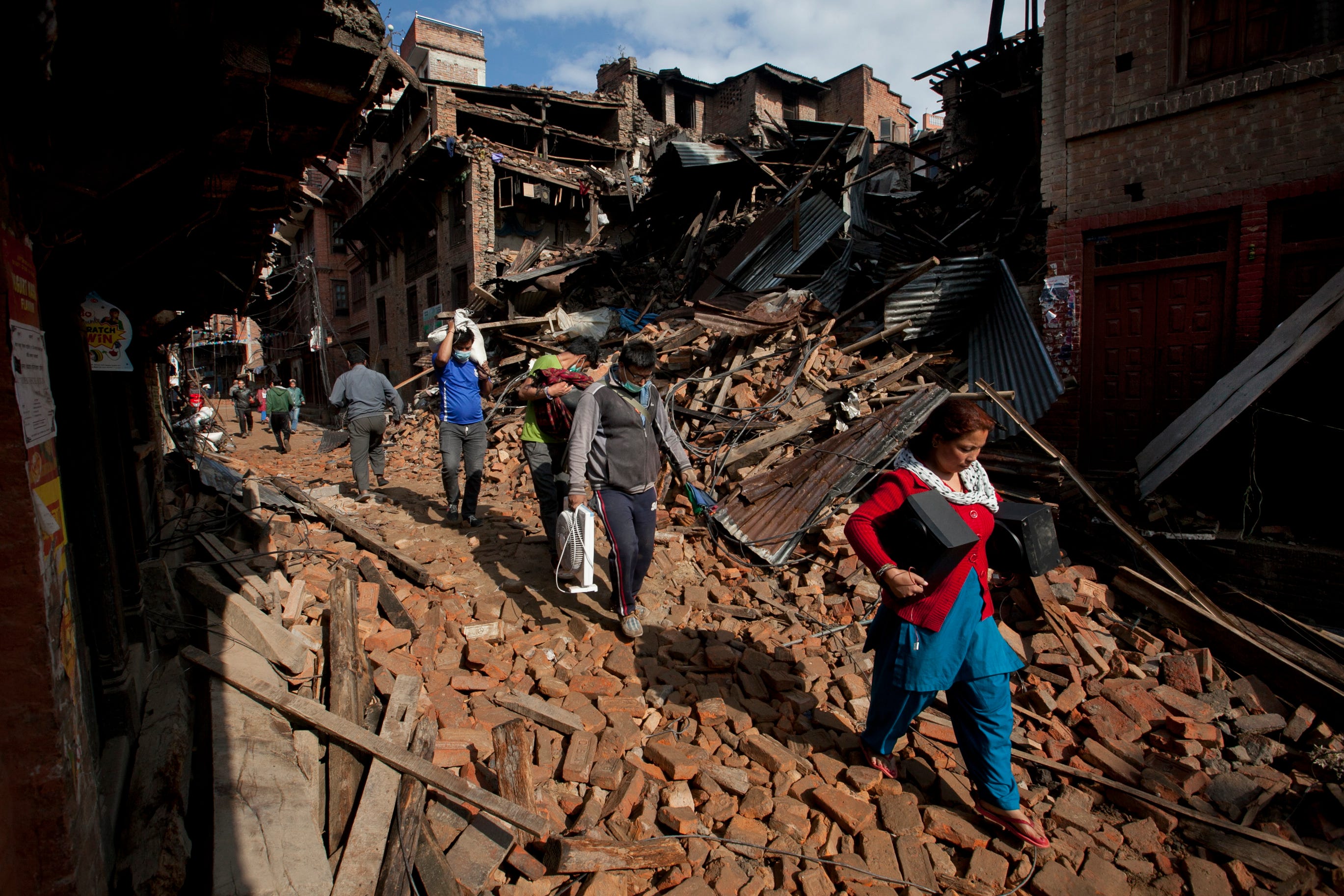 Death toll in Nepal hits 4,000 amid hunt for survivors