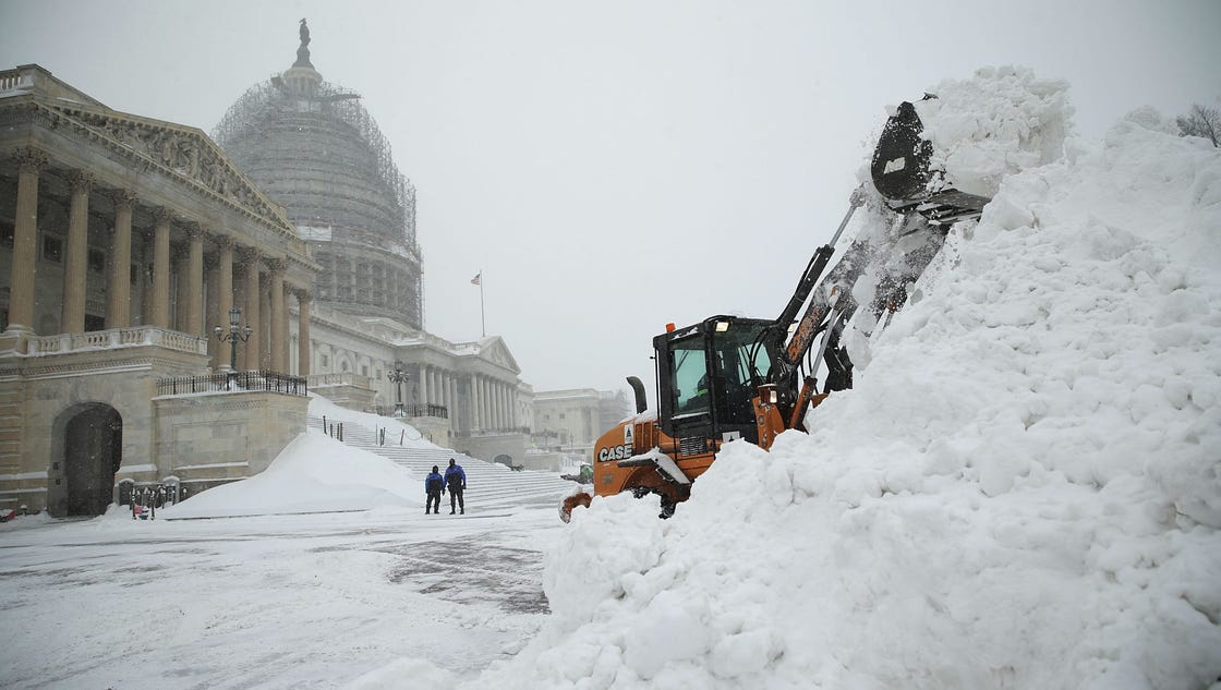 Battered East Coast begins digging out from deadly blizzard