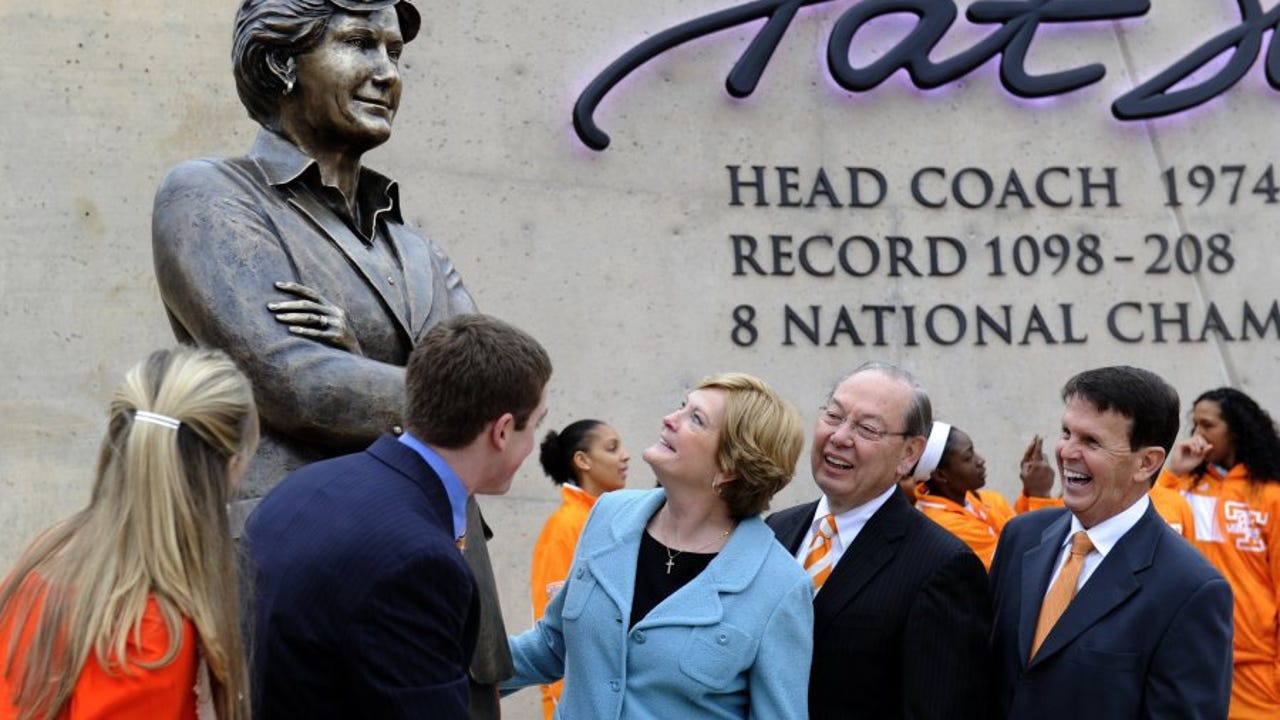 Geno Auriemma and other Huskies pulling for Summitt