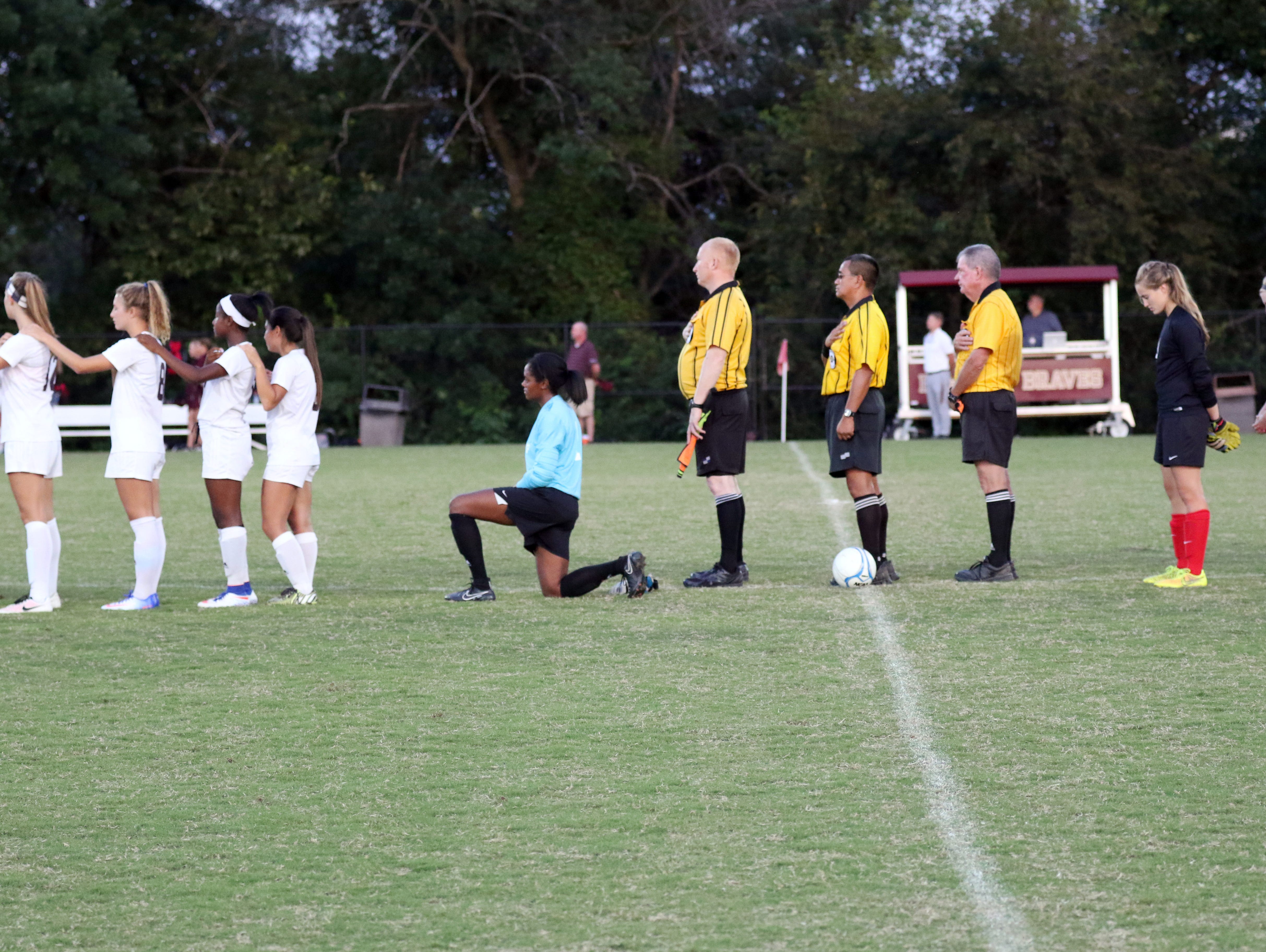 Brebeuf Jesuit player kneels during national anthem | USA ... Brebeuf Jesuit player kneels during national anthem | USA ...