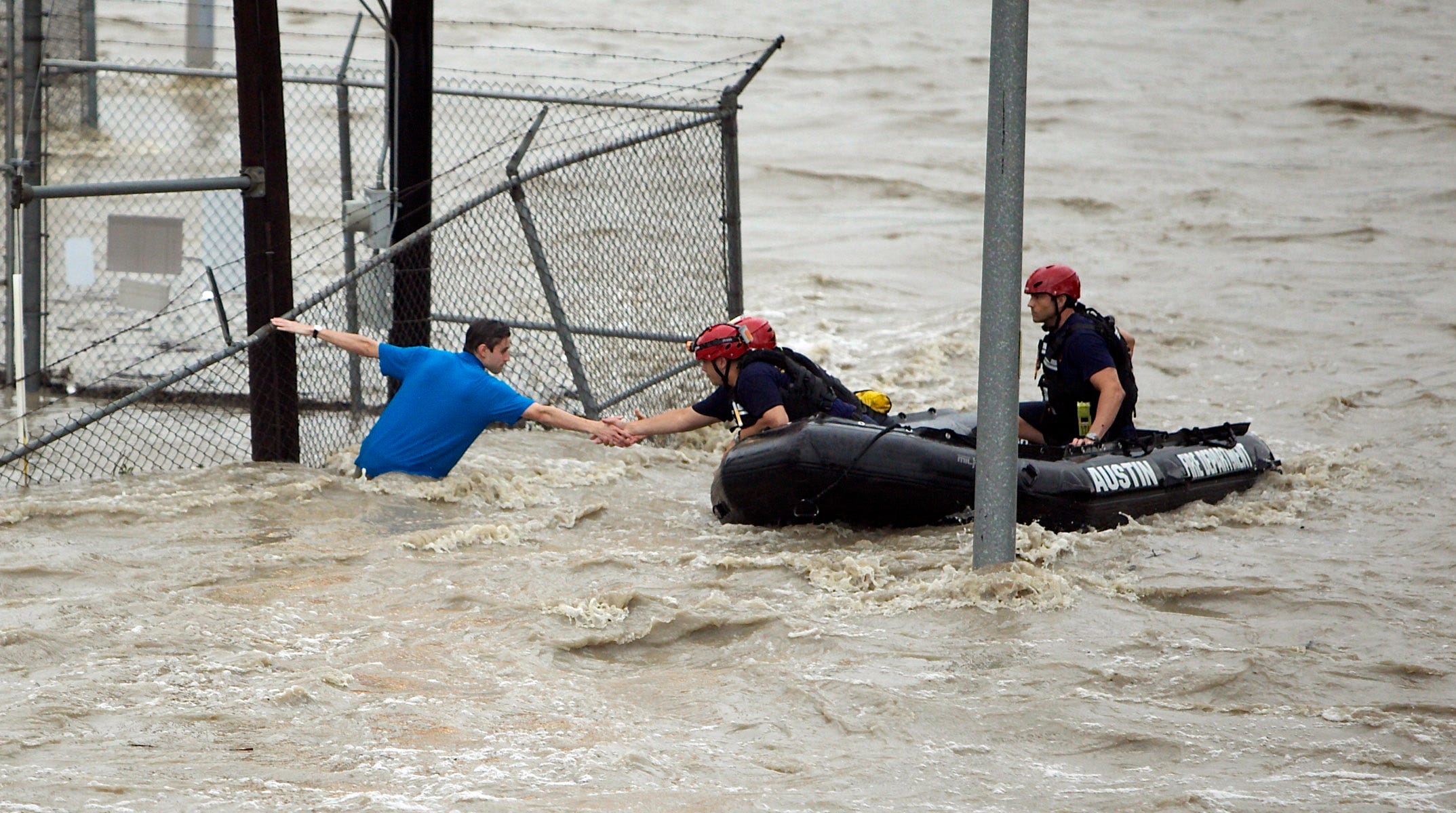 At least 2 dead after flooding leaves Houston under water