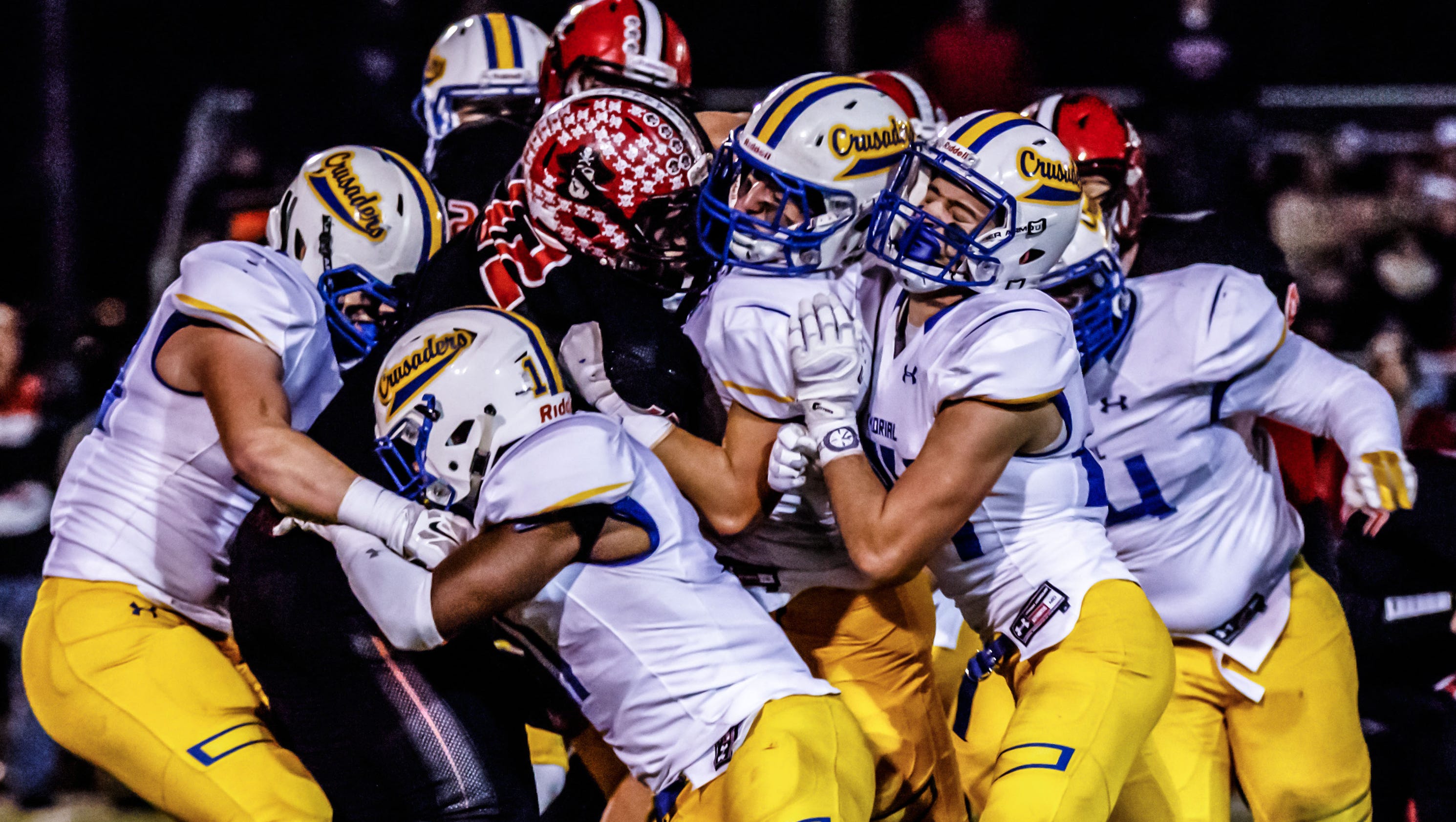 Football Catholic Memorial vs. Pewaukee in Level 4 playoff
