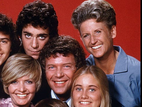 Cast of Brady Bunch (front row) Susan Olsen, Mike Lookinland (middle row) Eve Plumb, Florence Henderson, Robert Reed, Maureen McCormick (back row)  Chistopher Knight, Barry Williams, Ann B. Davis