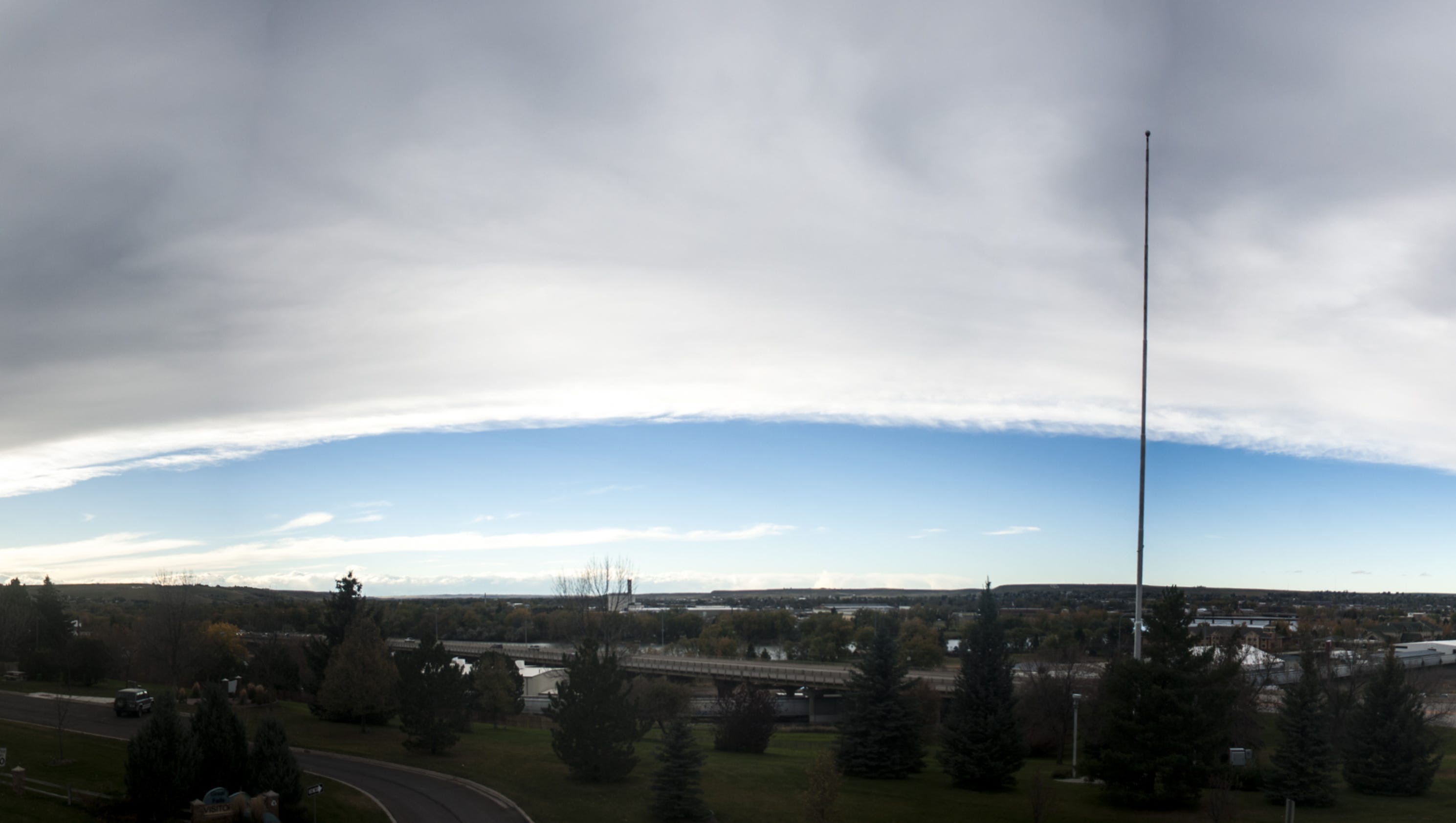 Wave of wind creates chinook arch east of Rockies
