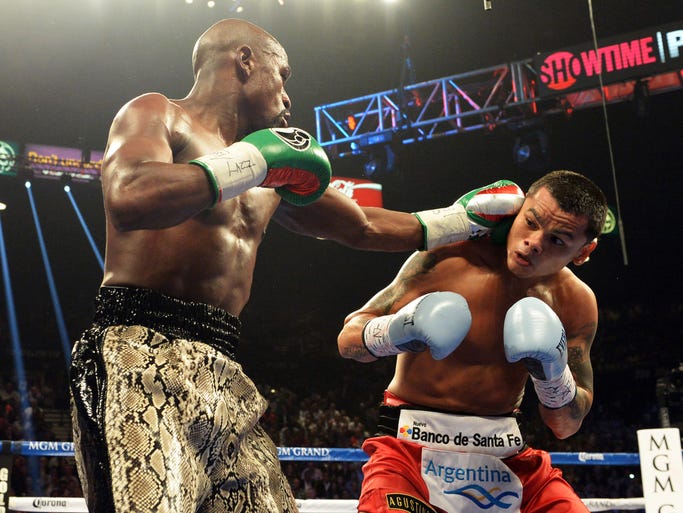 Mayweather moved to 47-0 and retained his WBC super welterweight title.