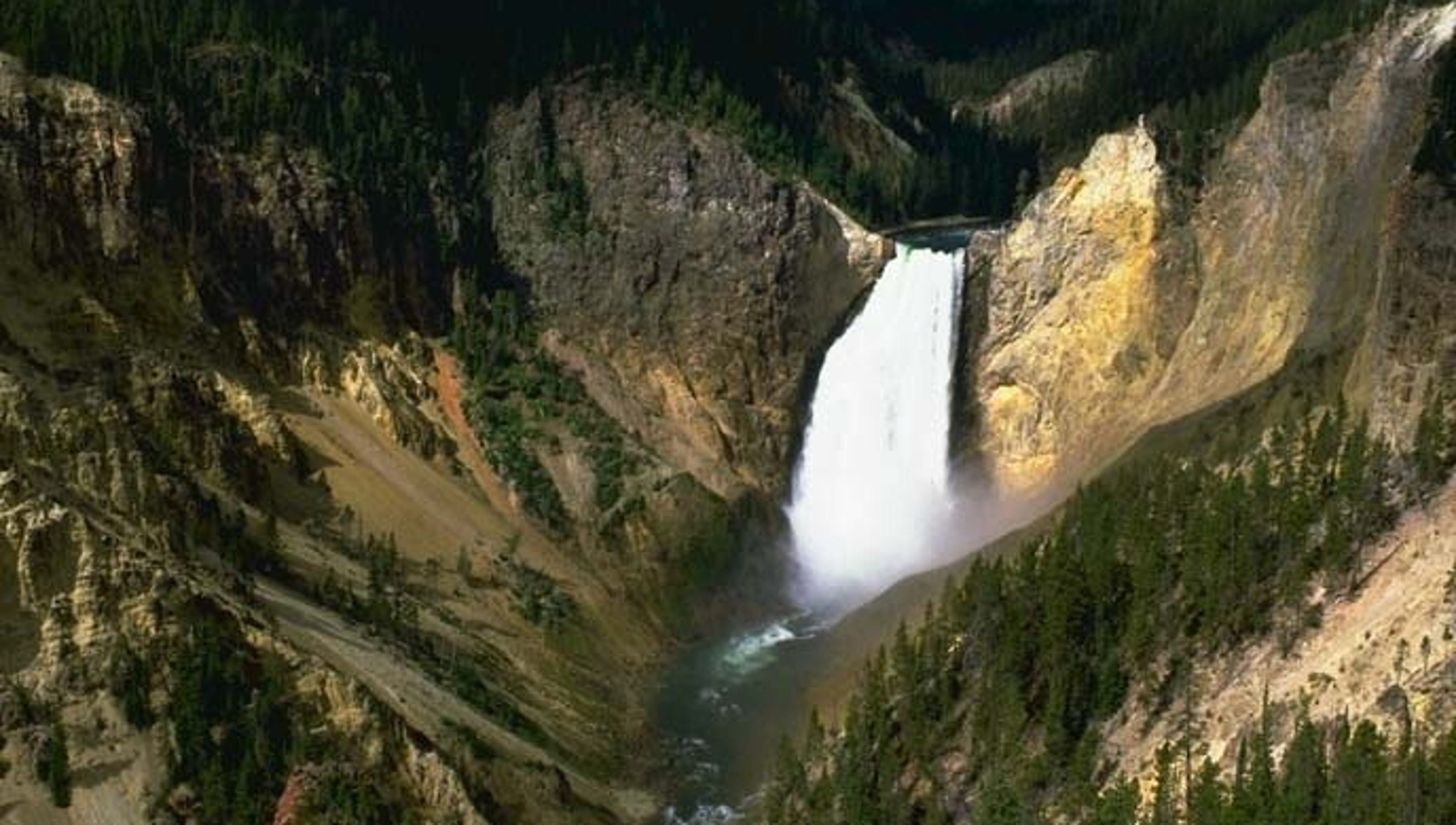 4.8 quake shakes Yellowstone National Park3200 x 1800