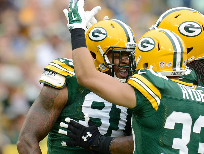 Green Bay Packers linebacker Jayrone Elliott, left,