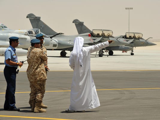 El personal militar de los Emiratos se colocan cerca de tw