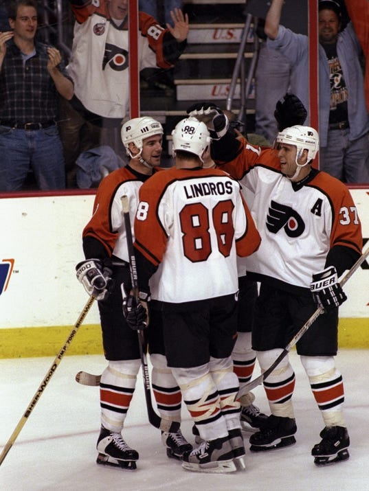 Lindros, LeClair, Desjardins enter Flyers hall of fame