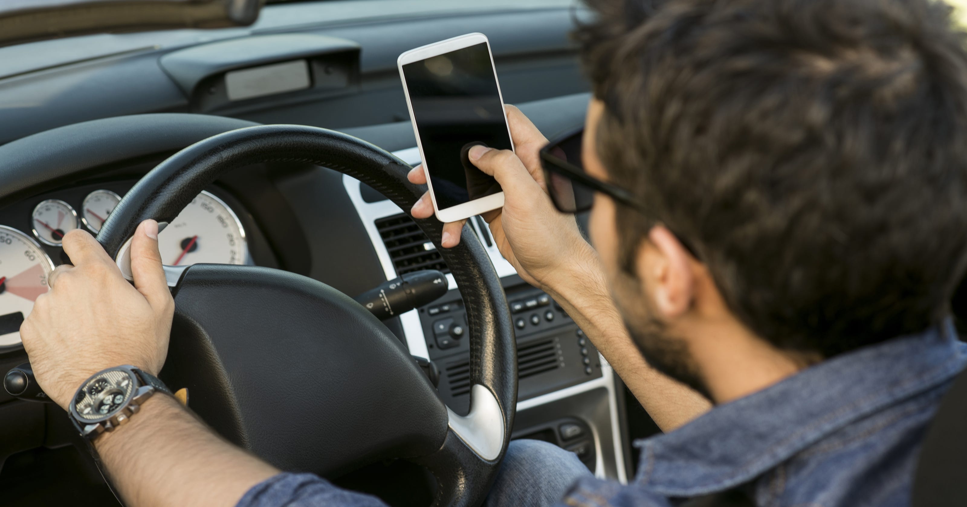 Texting while driving Will Iowa lawmakers ban drivers from using
