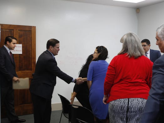 El gobernador Doug Ducey se reunió con líderes comunitarios