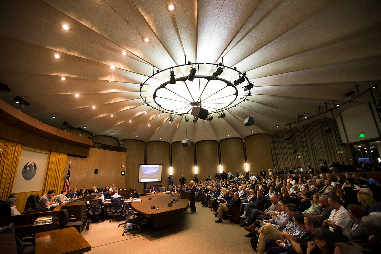 Phoenix council votes to bring prayer back to meetings