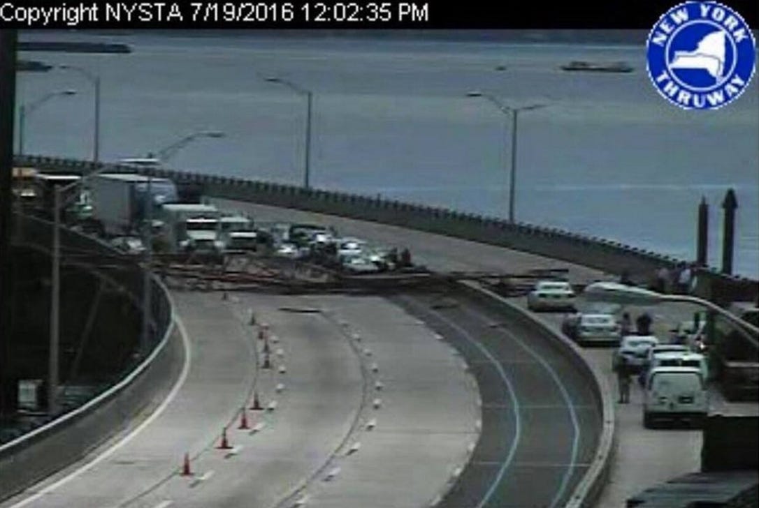 Crane collapse damages Tappan Zee Bridge in New York
