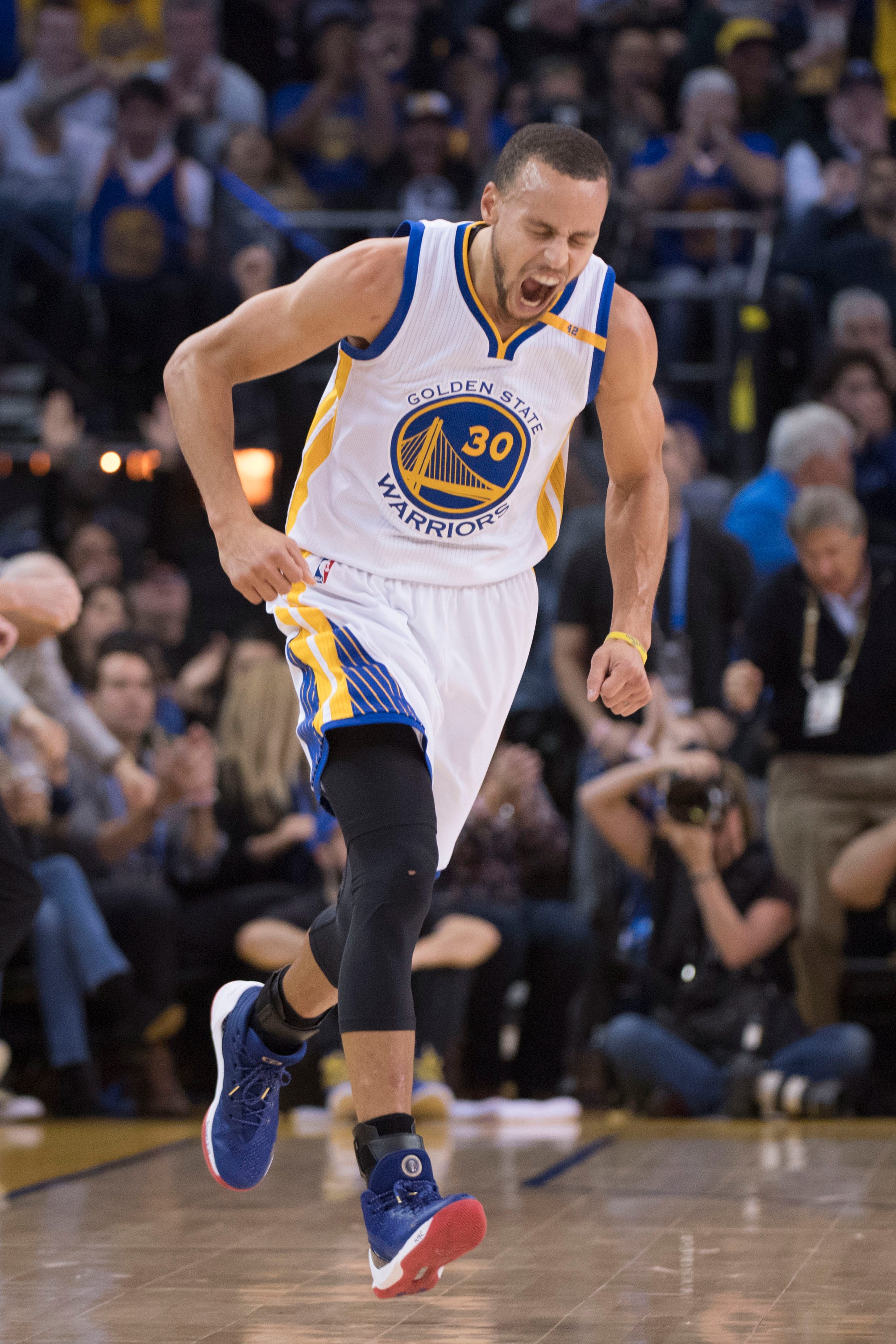 Curry, Durant, Thompson combine for 67, Warriors rout Cavaliers 126-91