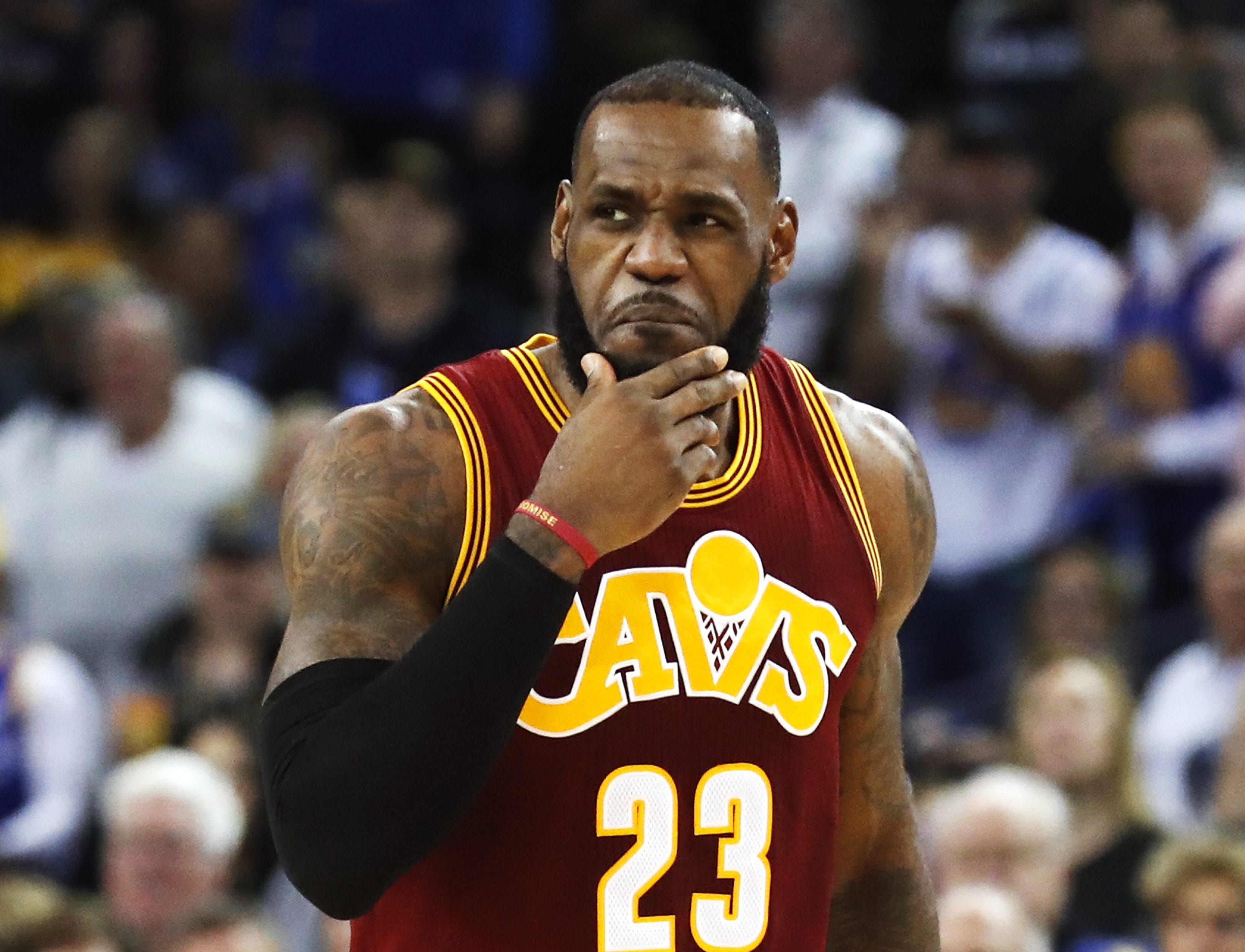 LeBron appears to taunt GSW fans by counting rings