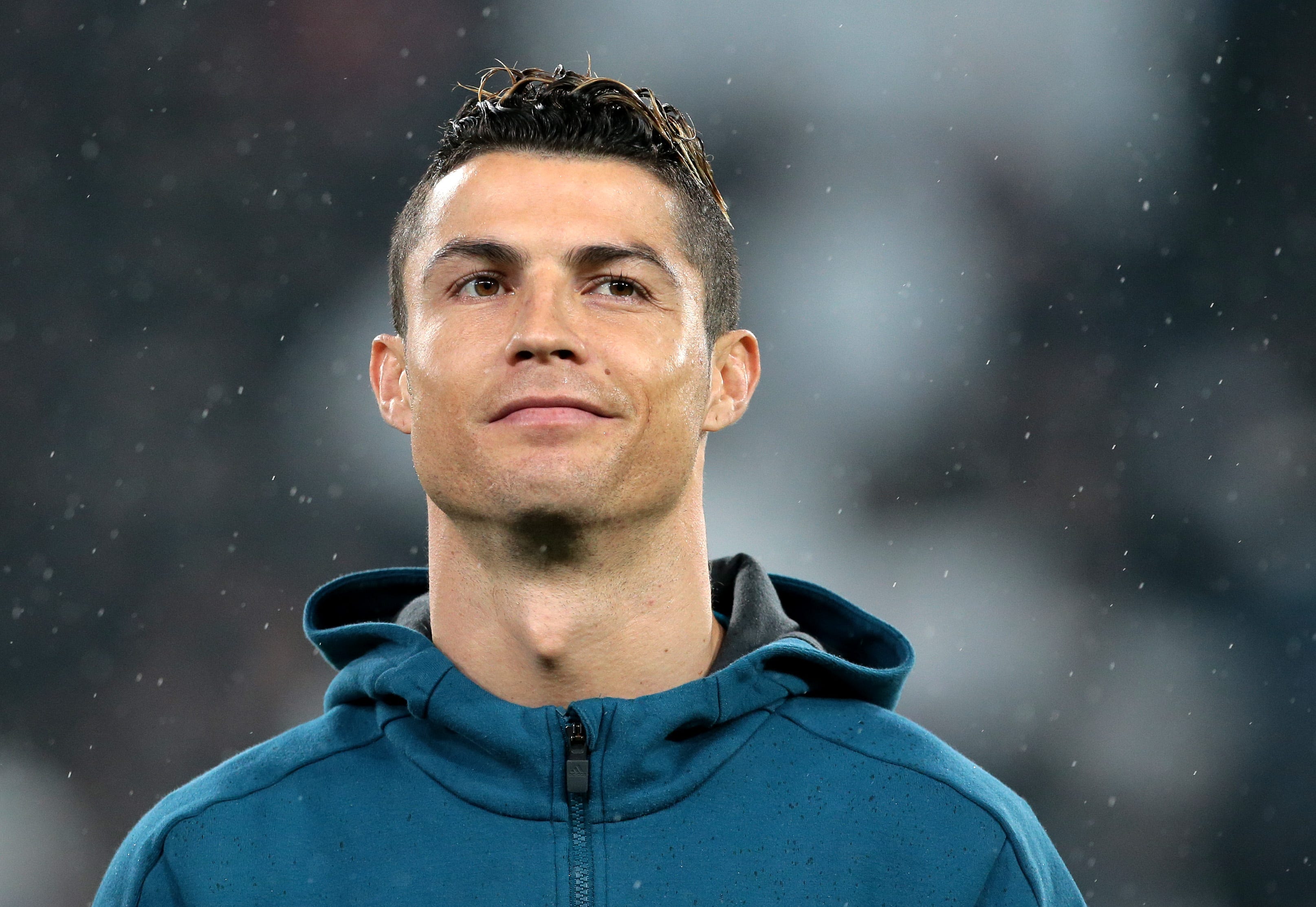 Ronaldo on sale juventus hoodie