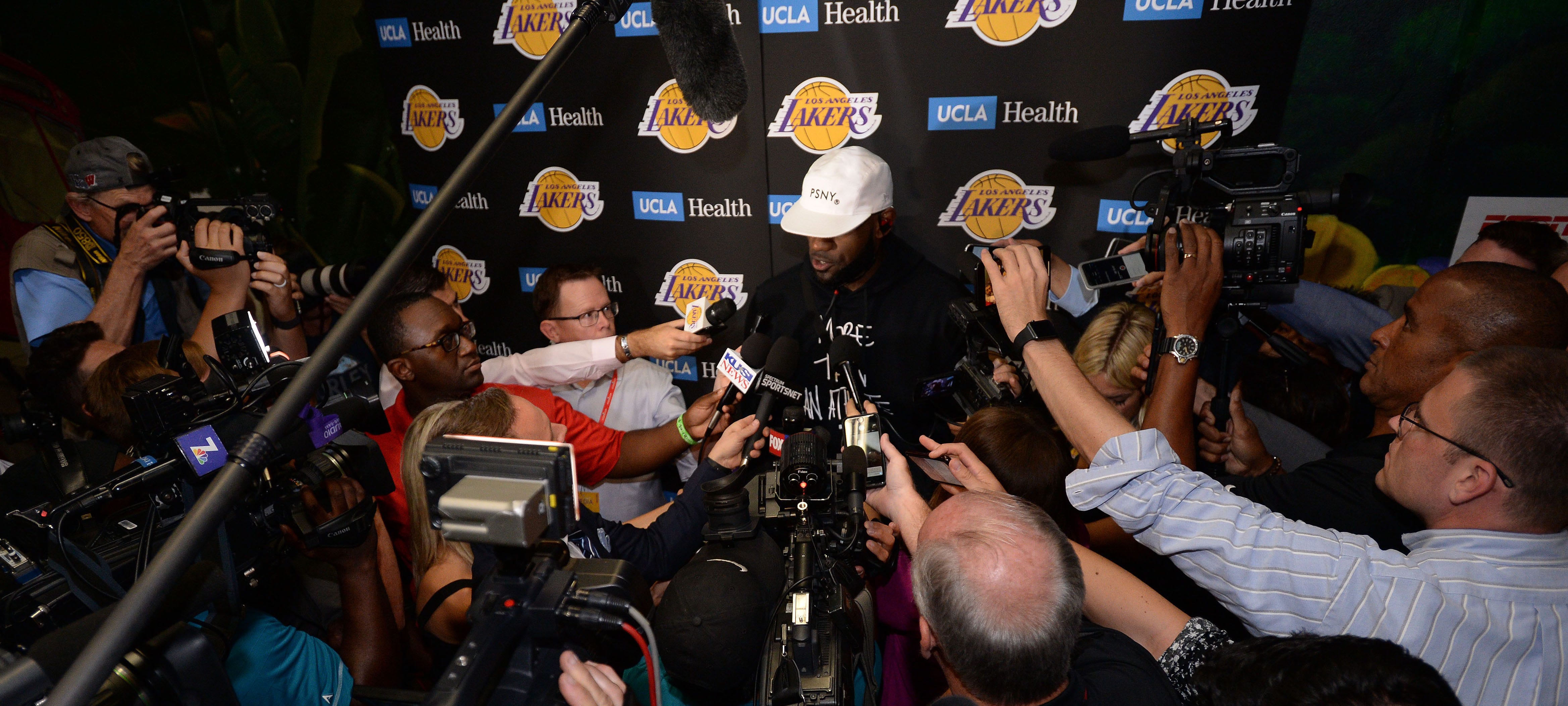 Kevin Durant thinks a 'toxic' environment keeps players from joining LeBron Kevin Durant thinks a 'toxic' environment keeps players from joining LeBron