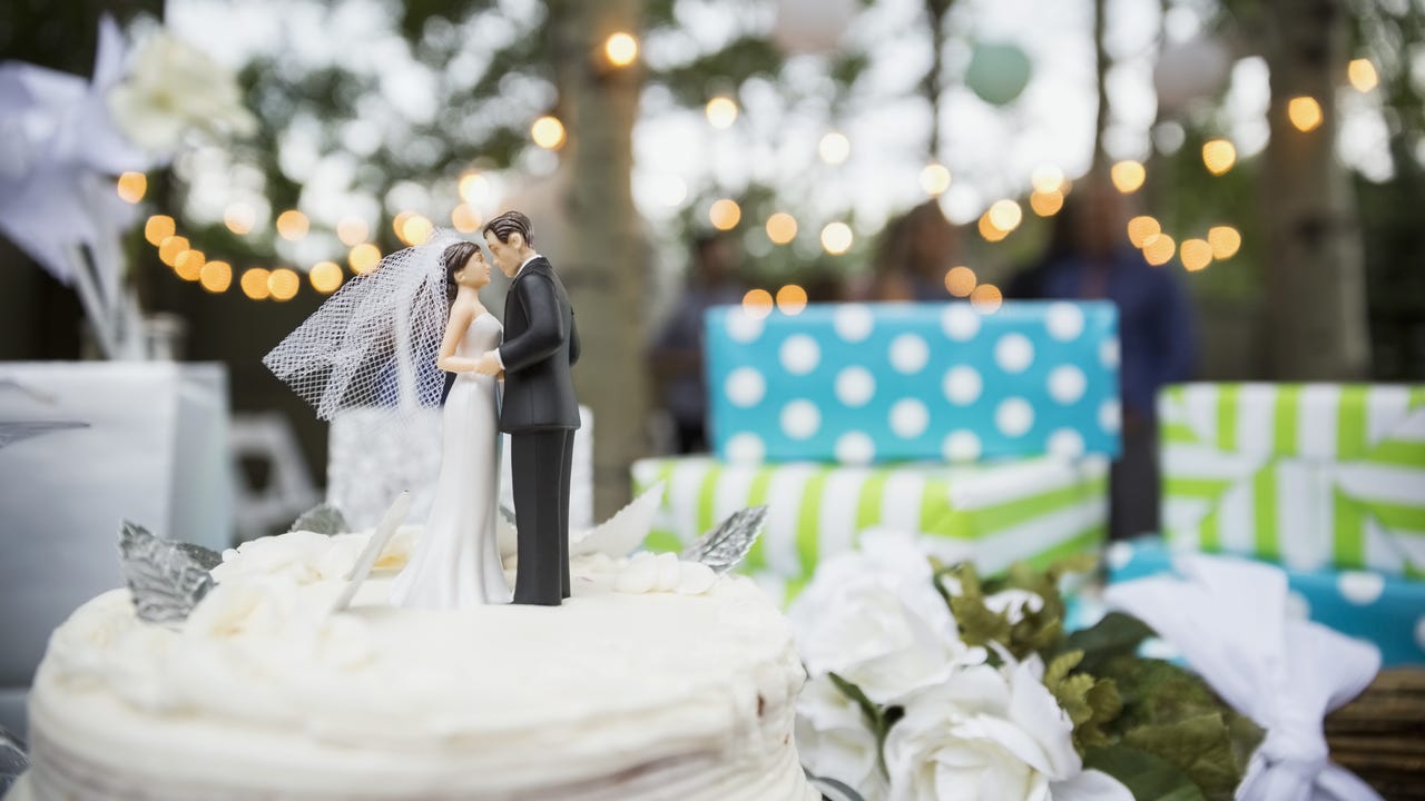 How to decide what to spend on a wedding gift, according to experts