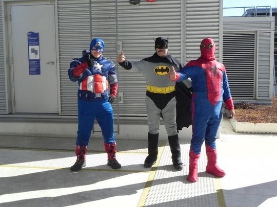 Petugas Kebersihan RS Berkostum Pahlawan Super
