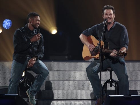 Usher (left) and Blake Shelton perform at the Healing In the Heartland benefit concert for Oklahoma, May 29, 2013.
