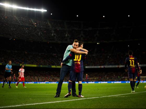 Is Messi far too nice to pitch invaders ? Messi2-4_3_r560