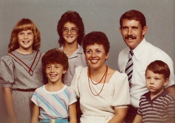 Vicki Lynne Hoskinson (second from left) in a family portrait taken 18 days before her abduction and murder.