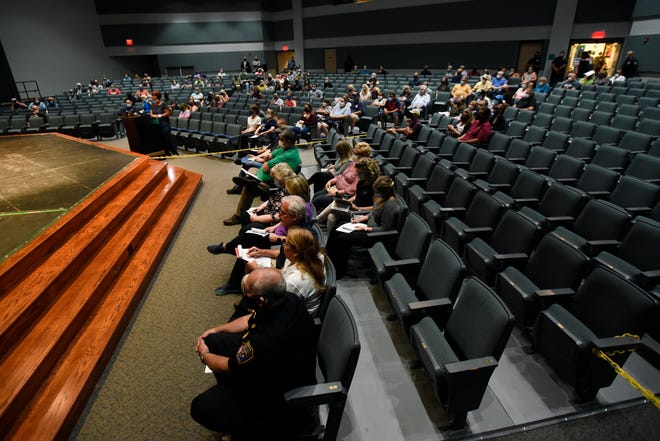 Flat Rock residents grill mayor, council Tuesday night about gas spill 3 A Flat Rock City Council meeting in the Flat Rock High School auditorium Tuesday drew about 100 people. More than 300 watched a livestream of the meeting on the city's Facebook page.