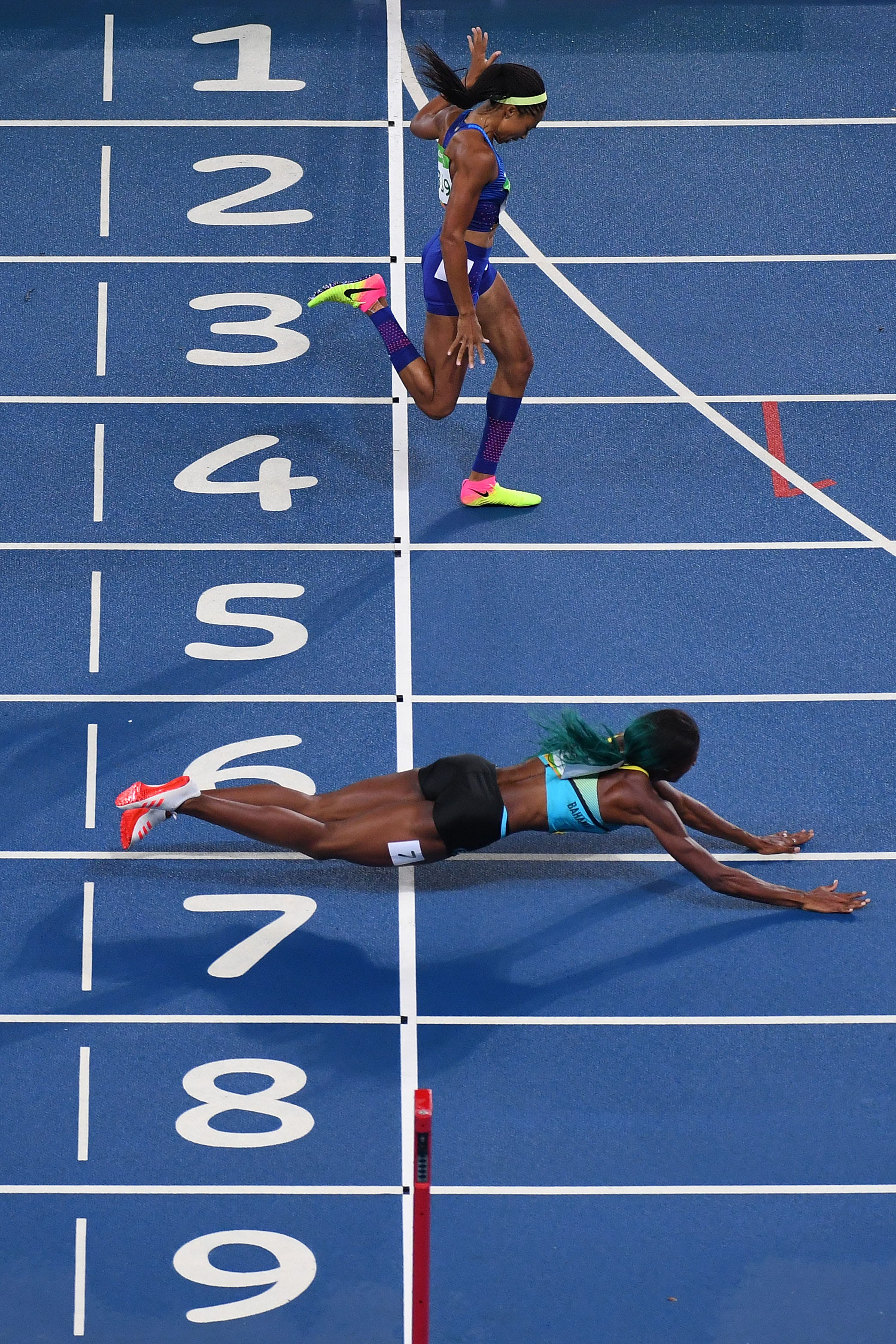 Shaunae Miller’s Dramatic Dive Across the Finish Line Wins Gold in 400m Race — A ...2087 x 3131