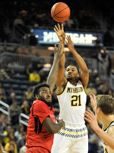 Rutgers forward D.J. Foreman (1) defends a shot by