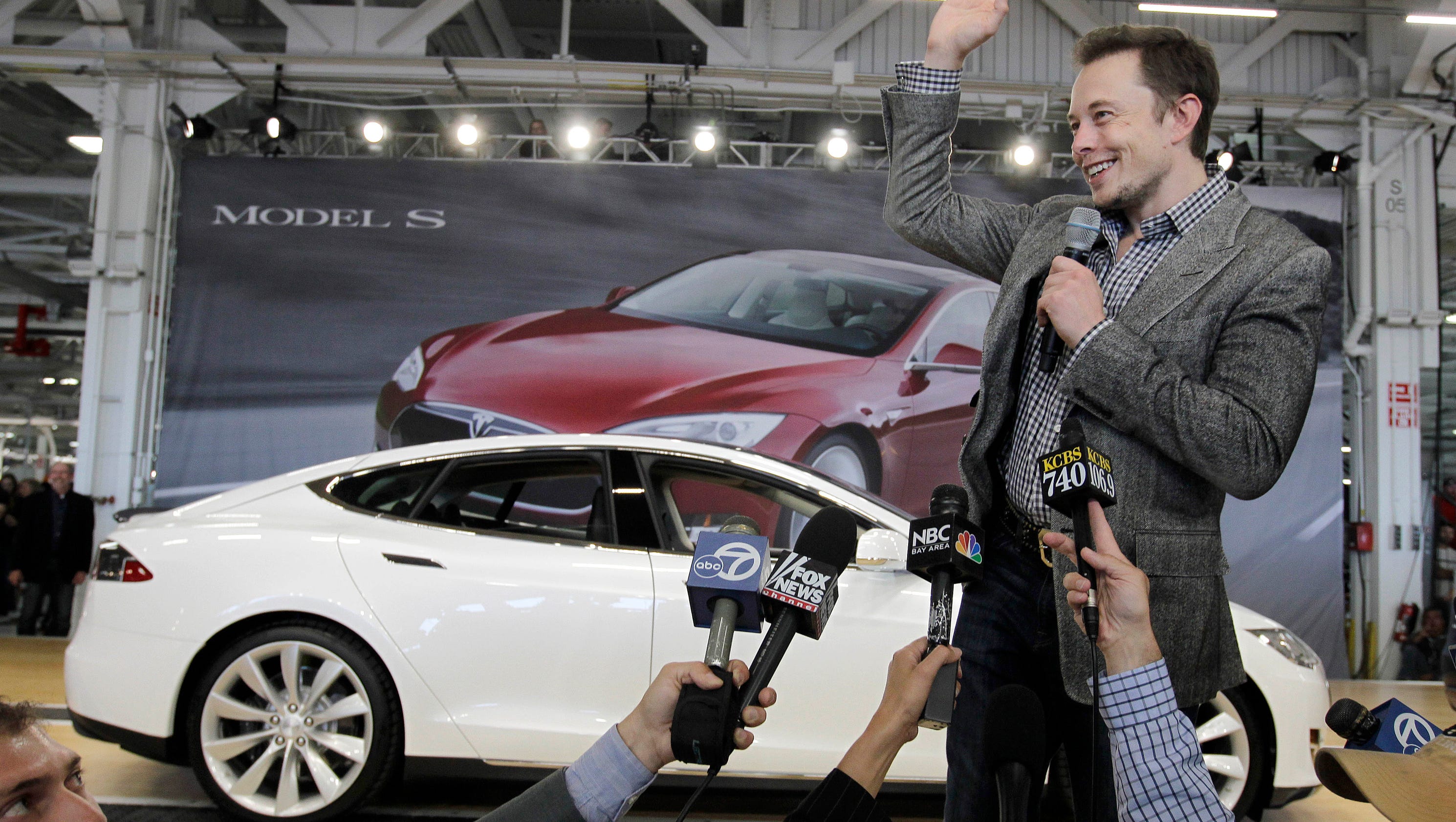 Tesla CEO Elon Musk: Cars all go self-driving in 20 years3200 x 1680
