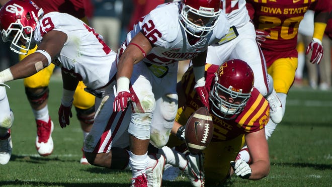Oklahoma Sooners linebacker Jordan Evans (26) recovers a fumble against the Iowa State Cyclones at Jack Trice Stadium. Oklahoma defeated Iowa State 59-14.