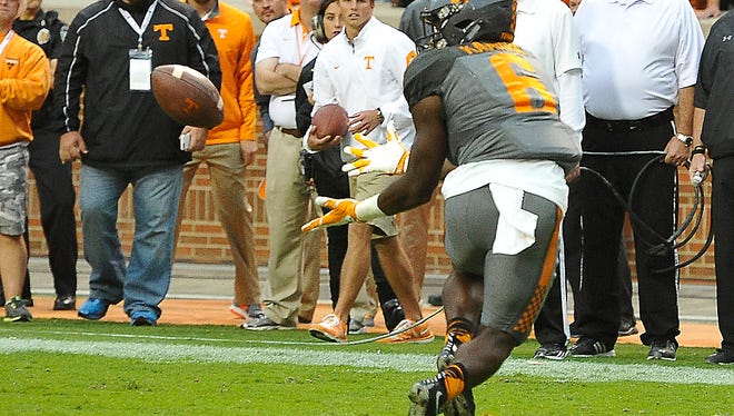 Tennessee running back Alvin Kamara (6) catches a touchdown pass  against Georgia
 on Oct. 10, 2015.